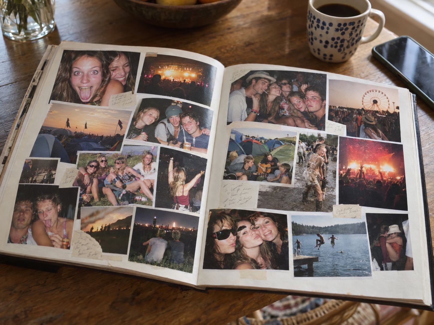 Opengeslagen Jaren Nul fotoboek met flitsfoto's uit 2007 op een keukentafel